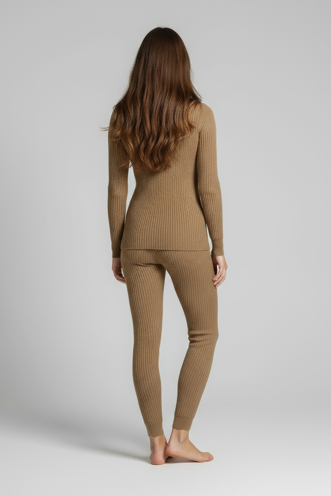 Mesma modelo corpo completo de costas com suéter caqui