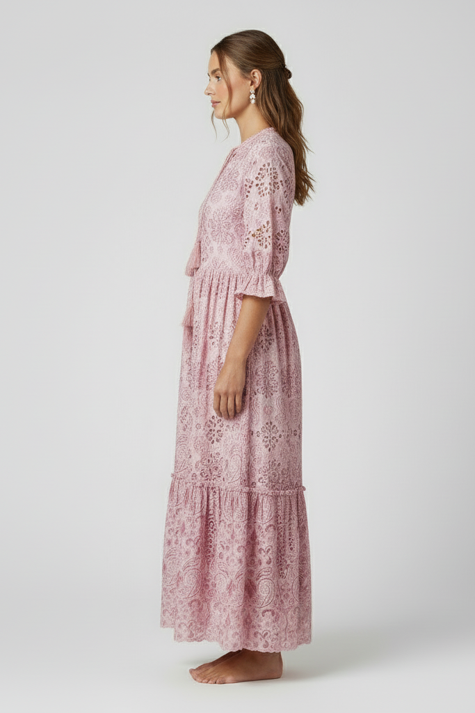 Modelo de lado esquerdo - Vestido rosa de laise