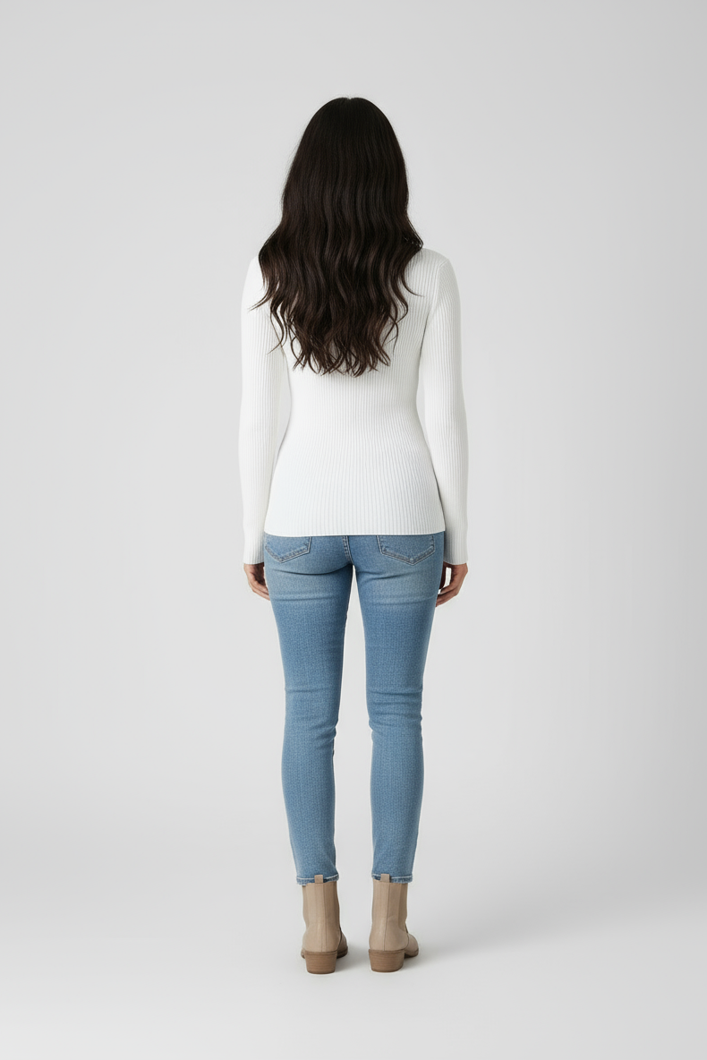 Mesma modelo corpo completo de costas com suéter branco