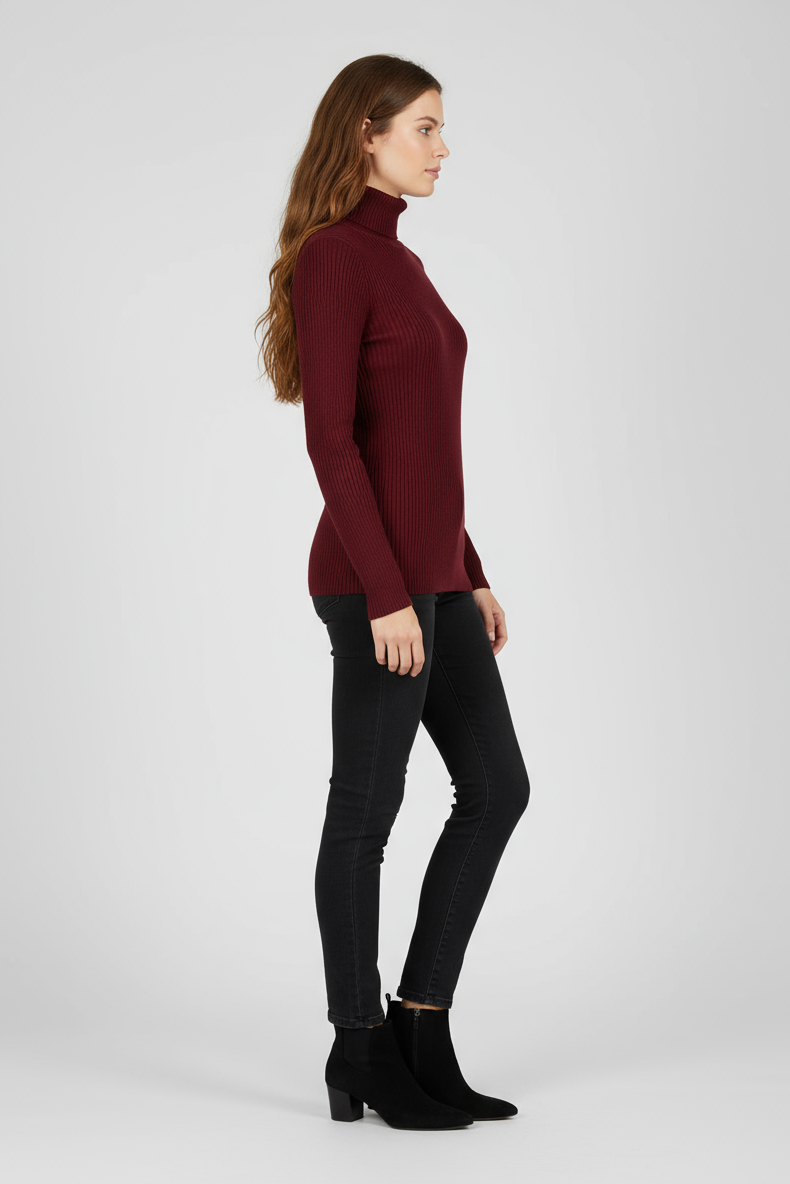 Nova modelo corpo completo virada para o lado direito com suéter vinho