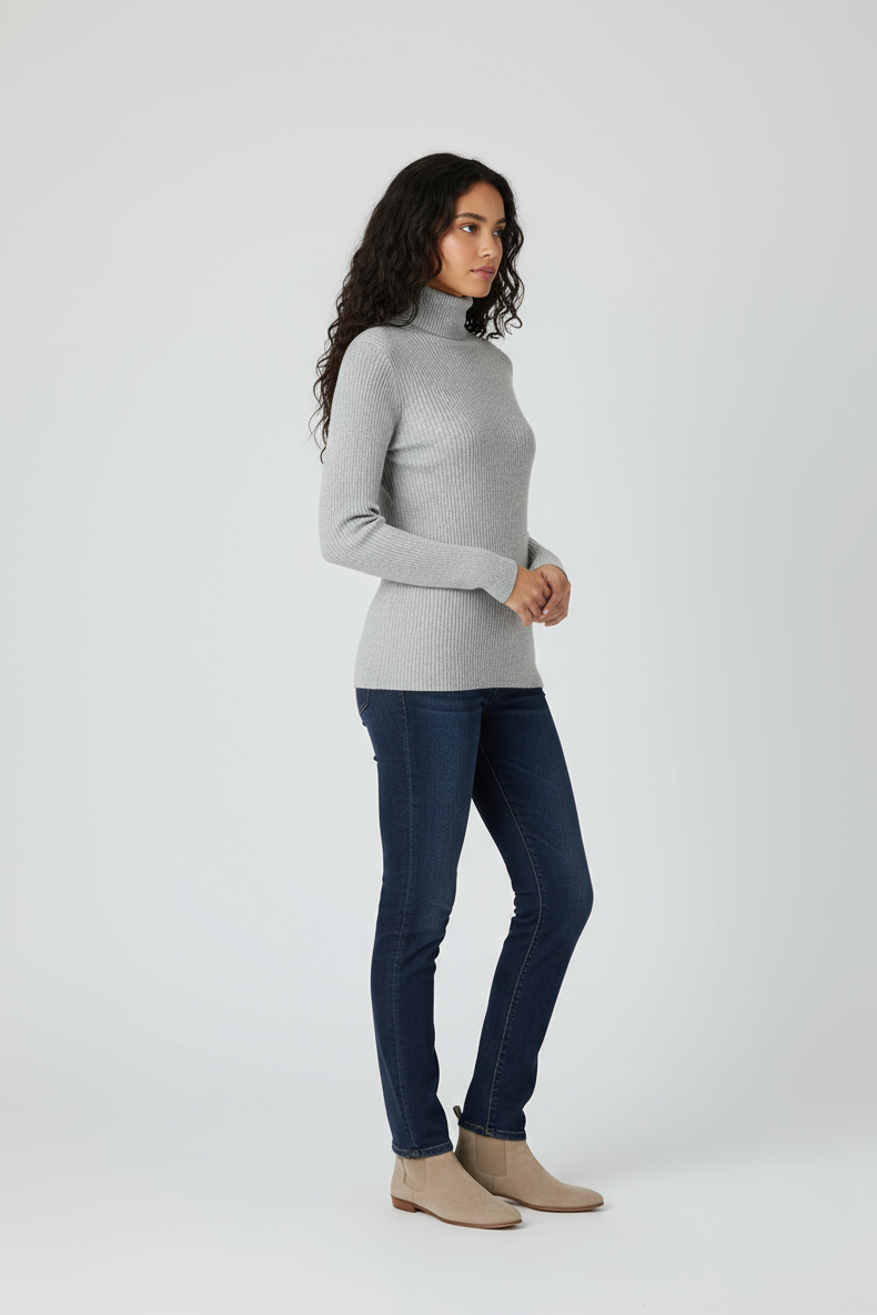 Modelo corpo completo virada para o lado direito com suéter cinza