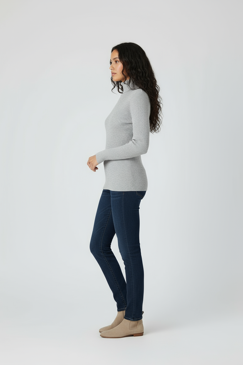 Mesma modelo corpo completo virada para o lado esquerdo com suéter cinza