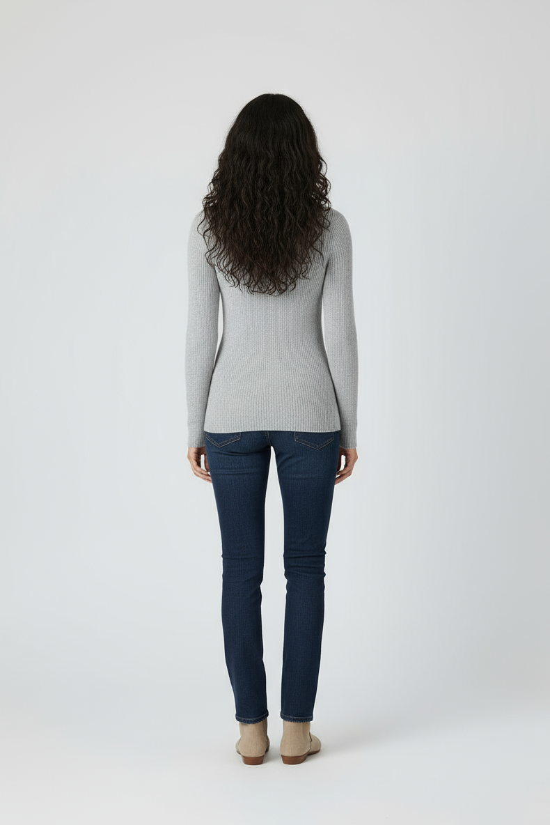 Mesma modelo corpo completo de costas com suéter cinza