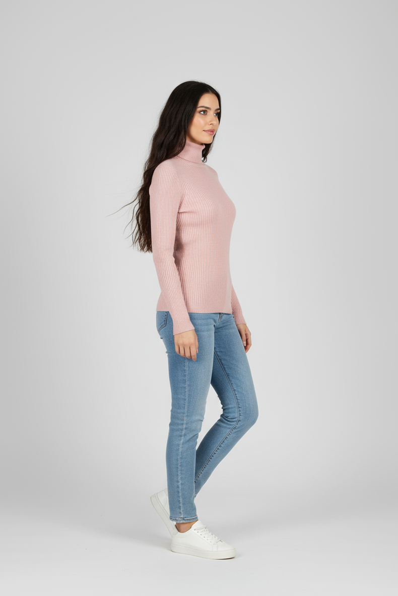 Modelo corpo completo virada para o lado direito com suéter rosa claro