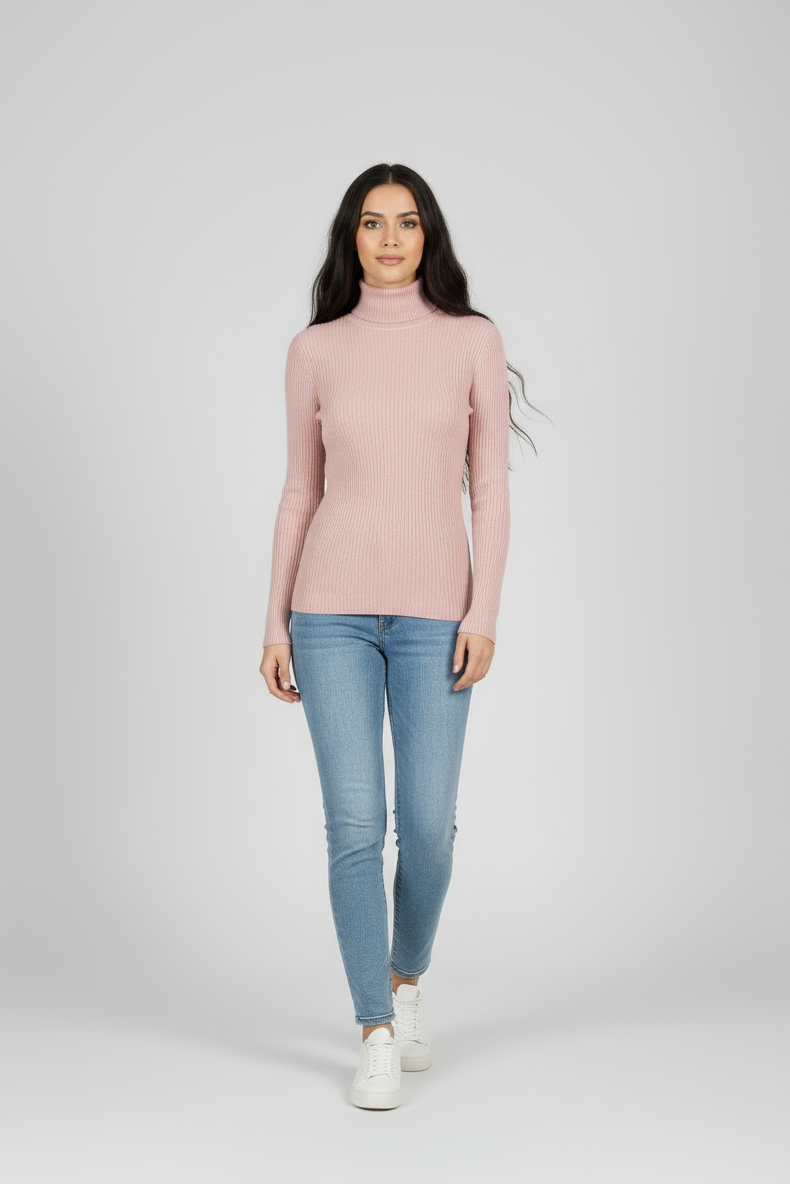 Modelo corpo completo de frente com suéter rosa claro