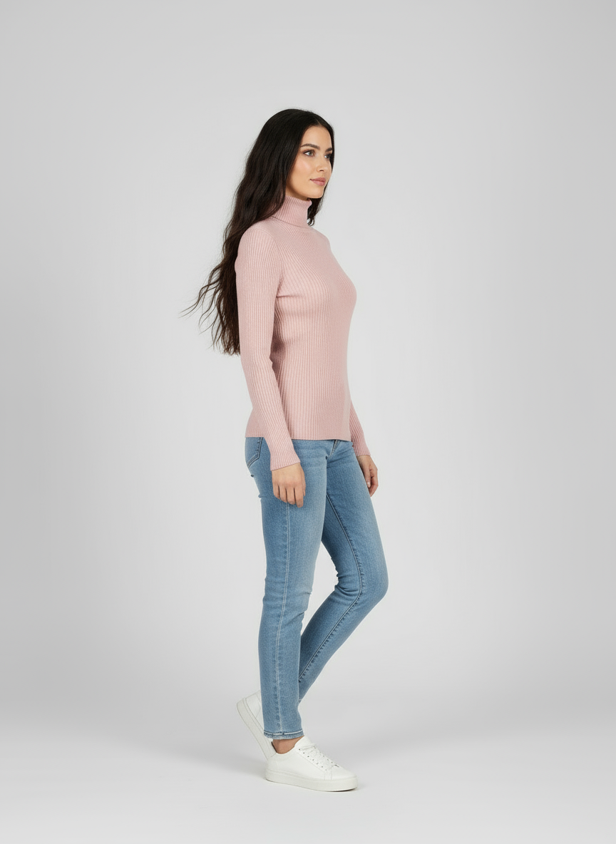 Mesma modelo corpo completo virada para o lado esquerdo com suéter rosa claro