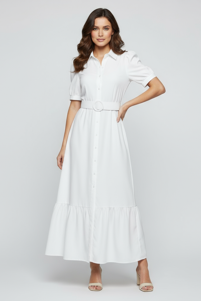 Modelo com vestido branco em pose elegante