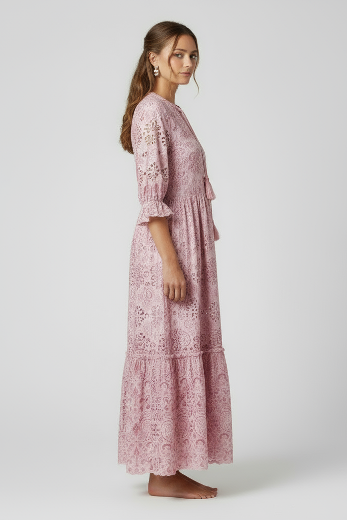 Modelo de lado direito - Vestido rosa de laise