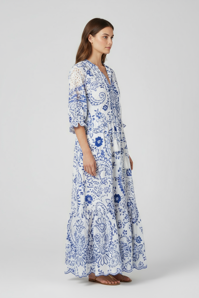 Modelo virada para o lado direito - vestido azul